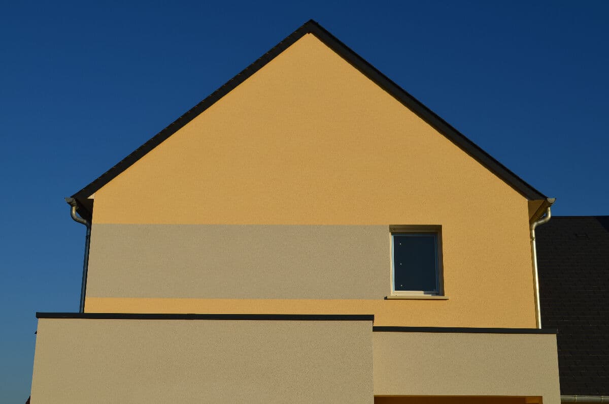 Photo d'une façade avec crépi appliqué par Pro Aveyron.