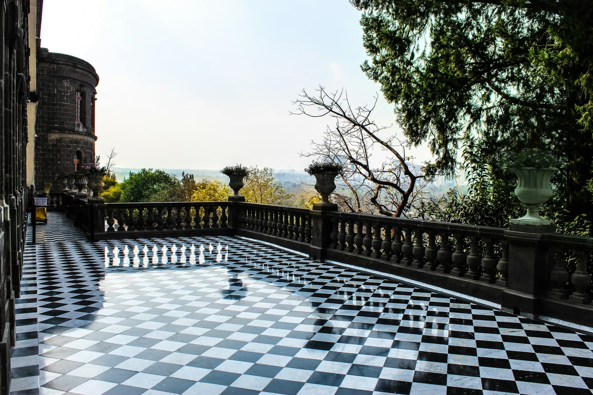 Terrasse avec un sol en damier noir et blanc.
